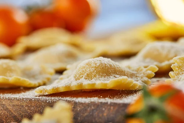 Gustosi Ravioli Crudi Con Farina Pomodorini Olio Girasole Basilico Fondo — Foto Stock