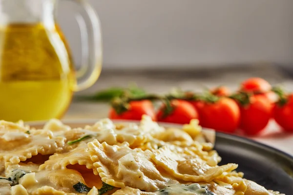 Gustosi Ravioli Cotti Con Salsa Alla Panna Pomodorini Olio Semi — Foto Stock