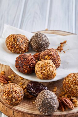 Sağlıklı Organik Enerji Topları Fındık, Kakao, Chia ve Bal ile Müsli Isırır - Vejetaryen Çiğ Atıştırmalık veya Yiyecek. Boşluğu kopyala.