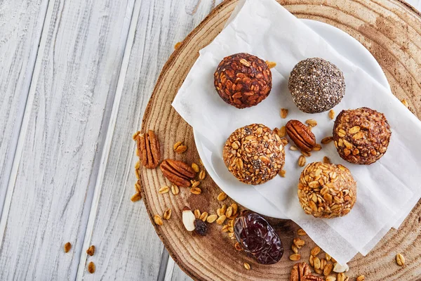 Sağlıklı Organik Enerji Topları Fındık, Kakao, Chia ve Bal ile Müsli Isırır - Vejetaryen Çiğ Atıştırmalık veya Yiyecek. kopyalama alanı. Düz yatıyordu
