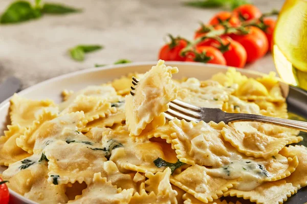 Gustosi Ravioli Cotti Con Salsa Alla Panna Pomodorini Olio Semi — Foto Stock