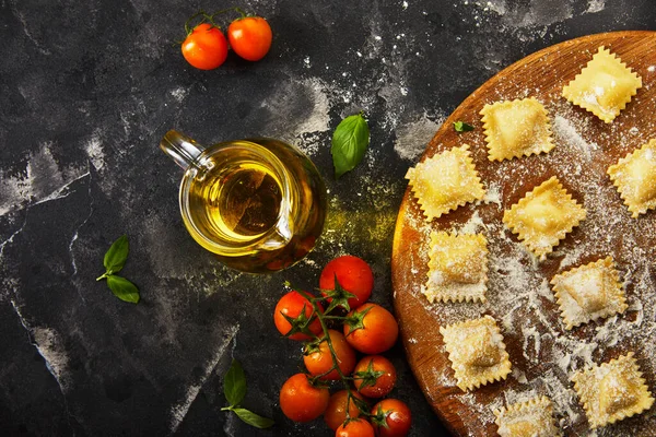 Gustosi Ravioli Crudi Con Farina Pomodorini Olio Girasole Basilico Fondo — Foto Stock