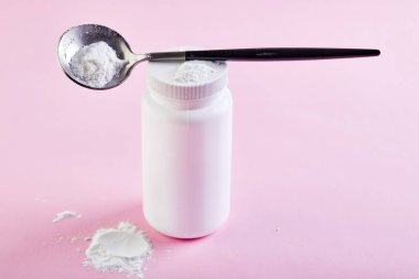 Pembe arka planda kolajen tozu. Fazladan protein alımı. Deri, kemik, eklem ve bağırsaklar için doğal kozmetik takviyesi. Bitki ya da balık bazlı. Yan görüş. Boşluğu kopyala