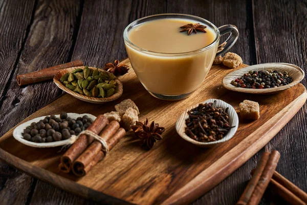 Παραδοσιακό Ινδικό Ποτό Τσάι Μασάλα Μπαχαρικά Κανέλα Κάρδαμο Γλυκάνισο Ζάχαρη — Φωτογραφία Αρχείου