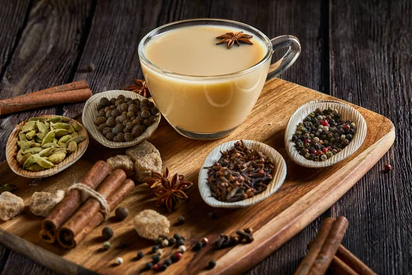 Παραδοσιακό Ινδικό Ποτό Τσάι Μασάλα Μπαχαρικά Κανέλα Κάρδαμο Γλυκάνισο Ζάχαρη — Φωτογραφία Αρχείου