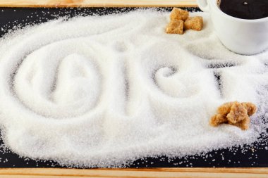 Kahveli ve diyetli bir fincan, bir diyet ve sağlık konsepti öneriyor. Baharatı kopyala.