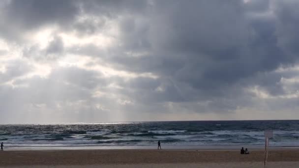 Paisagem larga tiro de ondas de água do mar azul contra uma praia arenosa — Vídeo de Stock