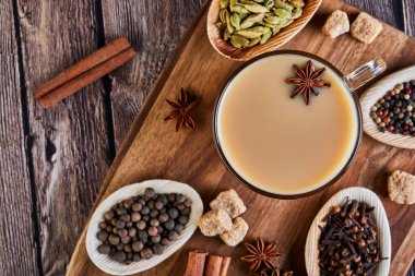 Geleneksel Hint içkisi. Baharatlı Masala çayı. Tarçın, kakule, anason, şeker, karanfil, ahşap kaplamalı biber. Uzayı kopyala Düz yatıyordu.