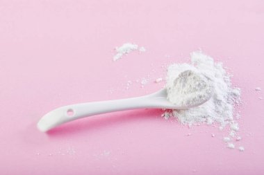 Pembe arka planda kolajen tozu. Fazladan protein alımı. Deri, kemik, eklem ve bağırsaklar için doğal kozmetik takviyesi. Bitki ya da balık bazlı. Yan görüş. Boşluğu kopyala