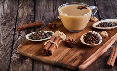 Geleneksel Hint içkisi. Baharatlı Masala çayı. Tarçın, kakule, anason, şeker, karanfil, ahşap kaplamalı biber. Uzayı kopyala Yan görünüm