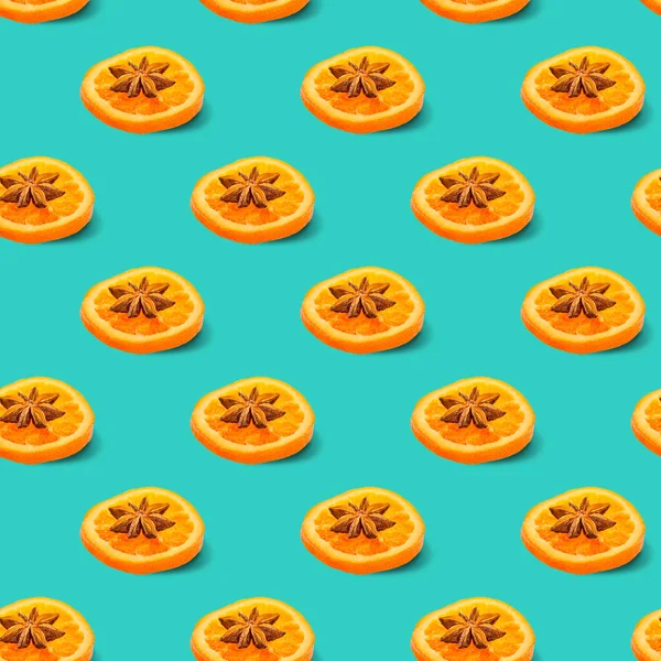 Sušené Oranžové Nebo Mandarinky Vzor Anýzem Modrém Pozadí — Stock fotografie