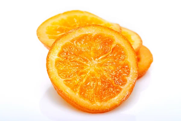 スライス乾燥オレンジまたは白の背景に隔離されたみかん 菜食と健康的な食事 — ストック写真