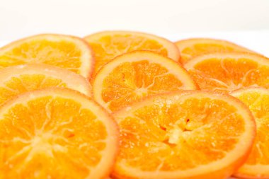 Beyaz arka planda kuru portakal ya da mandalina dilimleri. Vejetaryenlik ve sağlıklı beslenme.