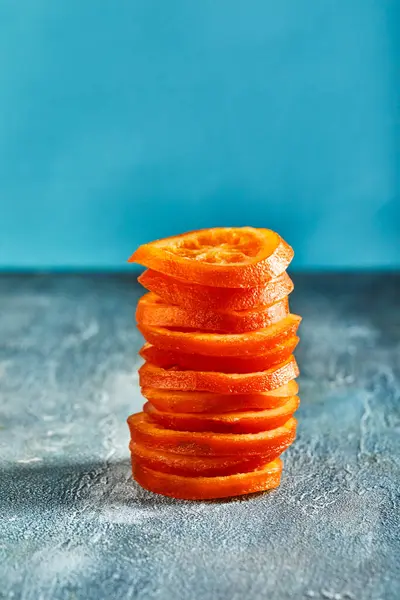 Кусочки Сушеных Апельсинов Мандаринов Синем Фоне Вегетарианство Здоровое Питание Копирование — стоковое фото