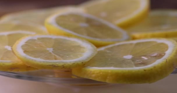 Les Tranches Citron Tournent Sur Une Assiette Transparente Vidéo — Video