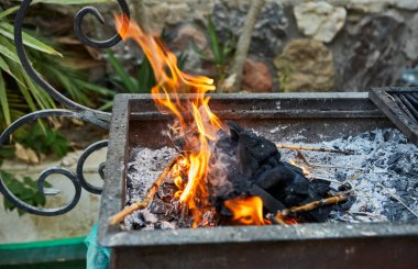 Barbekü hazırlığı için ızgarada ateş yakmak. Barbekü partisi.