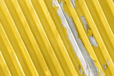 Pas ve çatlaklarla çizgili sarı metal arka plan. Zengin desen çizgisi