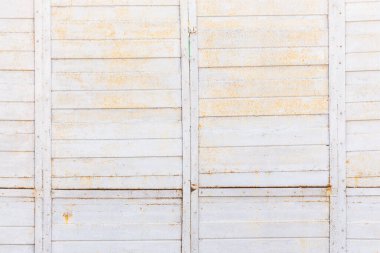 Paslı, gri soyut bir arka plan. Çizgili metal demir çit.