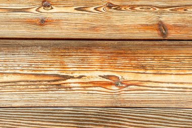 Tahta levhaların doğal kahverengi renginde klasik bir arka plan. Çizgili eski ahşap bir tabur.