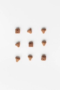 Kuru kedi maması arka planı. Minimalist beyaz daire. Ev kedisi bakımı