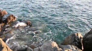 Kıyıdaki okyanus su yüzeyindeki dalgalanmaların yakın çekimi