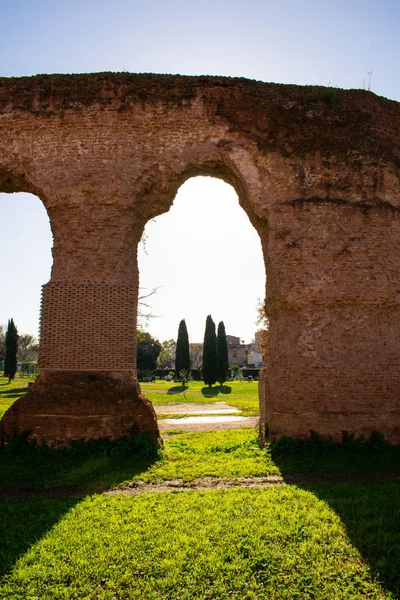 罗马罗马古罗马渡槽的废墟 在纪念碑的后面洒满了阳光 — 图库照片
