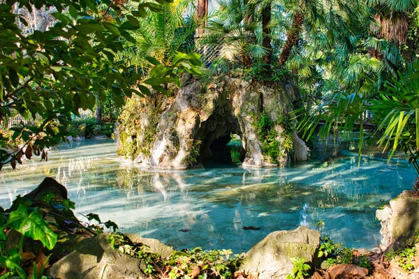 Künstlicher See im Park — Stockfoto