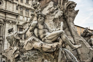 Roma, İtalya, Şubat-18-2020. Bernini Sanatçısı 'nın Roma' daki (Piazza Navona) en çok turist çeken heykellerinden biridir.