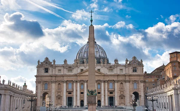 Vista Frontal Basílica São Pedro Roma Itália Com Céu Nublado — Fotografia de Stock