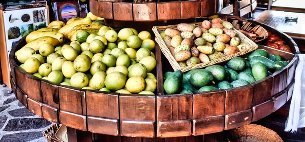 Färsk Frukt Exponeras Gammal Trähylla — Stockfoto