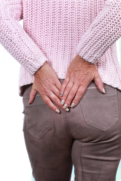 Reife Frau mit Rückenschmerzen — Stockfoto