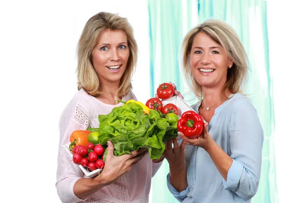 Rijpe vrouw met vers fruit — Stockfoto