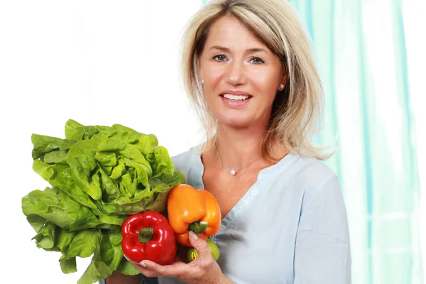 Starsza kobieta z świeżych warzyw — Zdjęcie stockowe