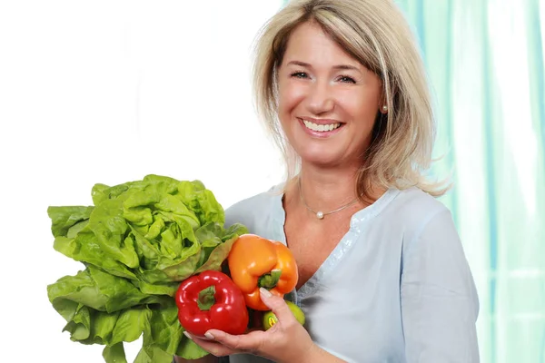 Érett nő, friss zöldség — Stock Fotó