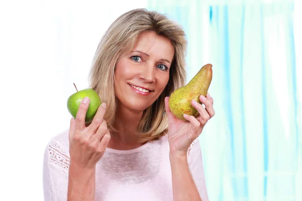 Zralá žena s čerstvým ovocem — Stock fotografie