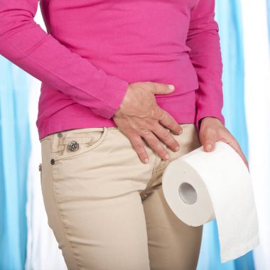 Mide ağrısı ve tuvalet kağıdı olan kadın