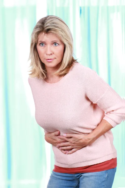 Mogen kvinna med smärta i hennes mage — Stockfoto
