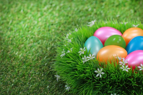 草地上的复活节彩蛋 — 图库照片
