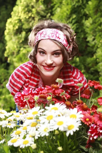 Atrakcyjna kobieta ogrodnik z kwiatami — Zdjęcie stockowe