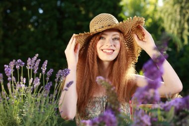 Yaz aylarında hasır şapka çekici kırmızı saçlı kadın