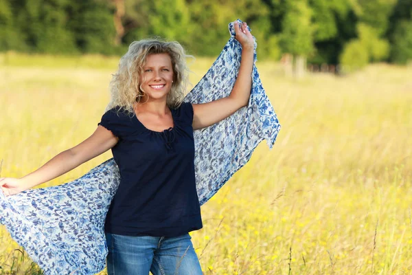 Gelukkig rijpe vrouw in de natuur — Stockfoto