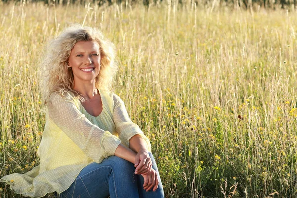 Mujer madura feliz en la naturaleza — Foto de Stock