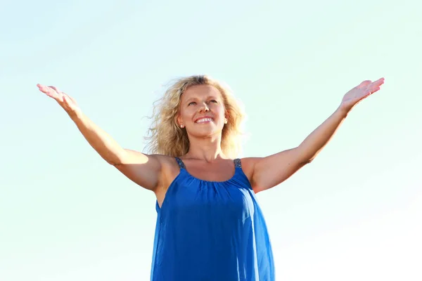 Glückliche reife Frau mit ausgebreiteten Armen — Stockfoto