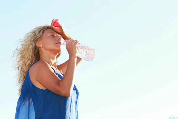 夏に水のボトルと成熟した女性 — ストック写真