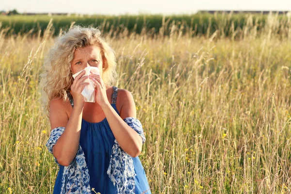 Mogen kvinna med näsduk utomhus — Stockfoto