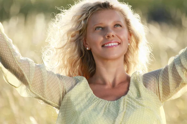 Glad mogen kvinna i naturen — Stockfoto