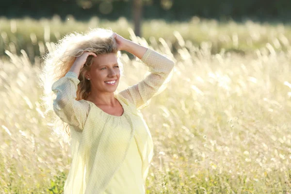 Mulher madura feliz na natureza — Fotografia de Stock