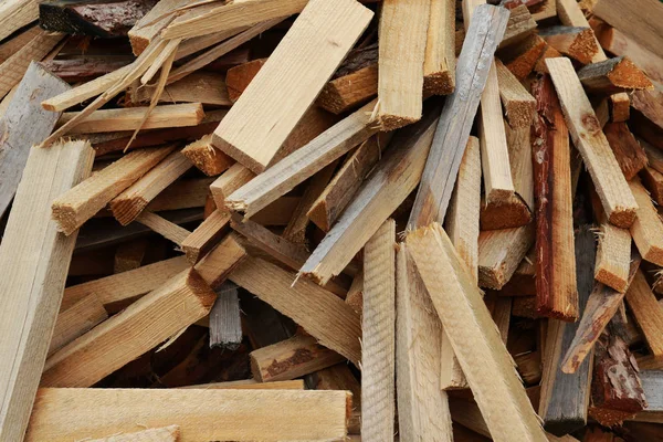 Aydınlatma için yakacak odun yığını