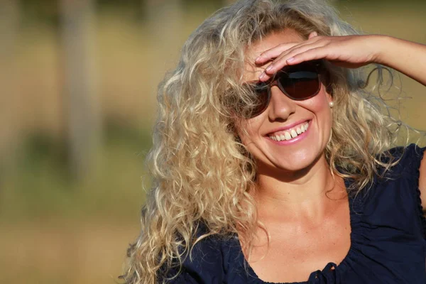 Счастливая женщина в солнечных очках — стоковое фото