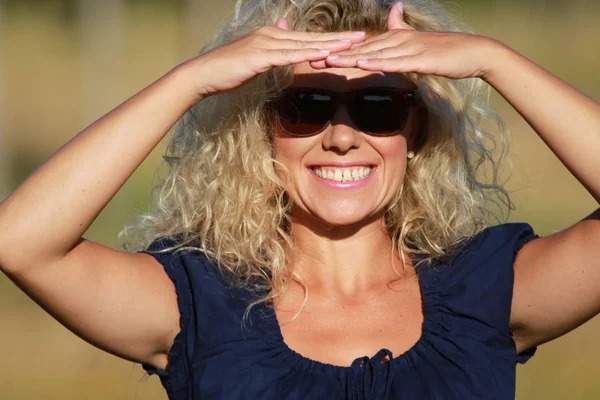 Happy zralá žena se slunečními brýlemi — Stock fotografie